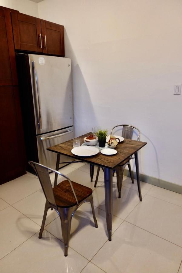 Private Room In A Shared House バンクーバー エクステリア 写真