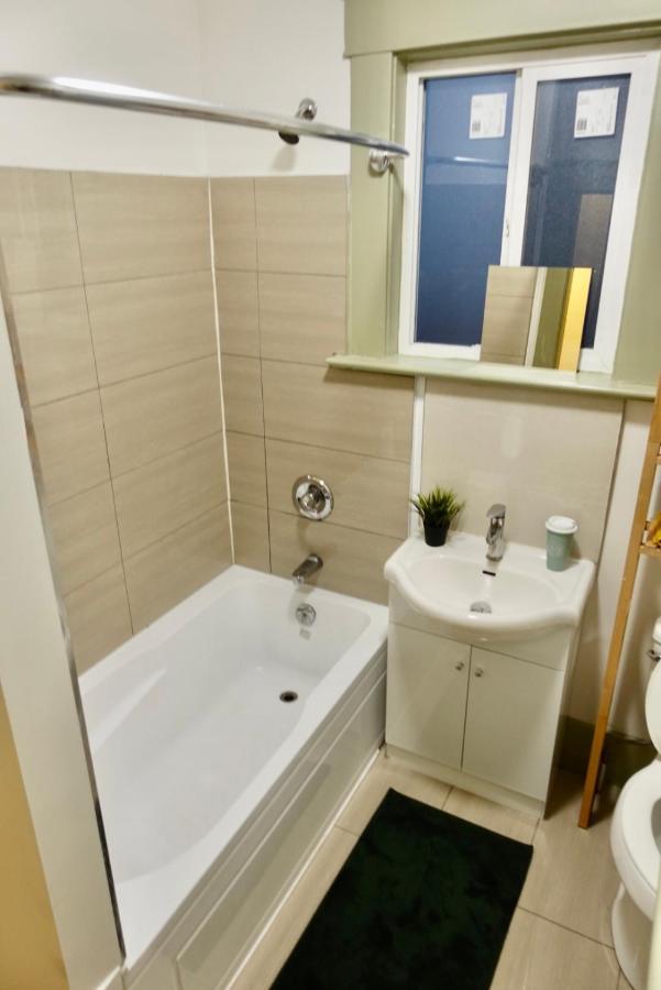 Private Room In A Shared House バンクーバー エクステリア 写真