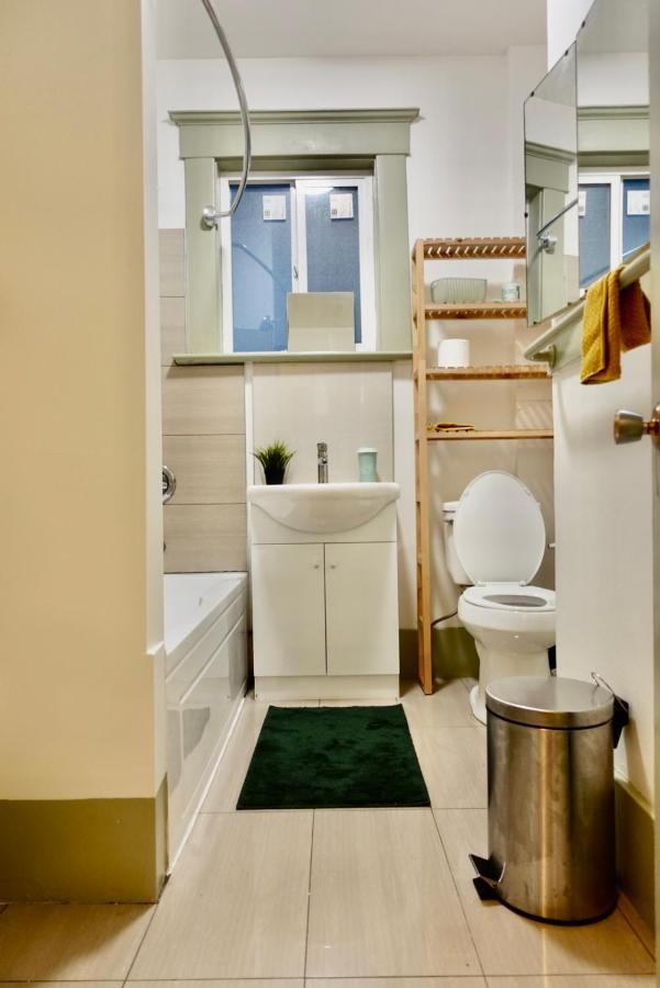 Private Room In A Shared House バンクーバー エクステリア 写真