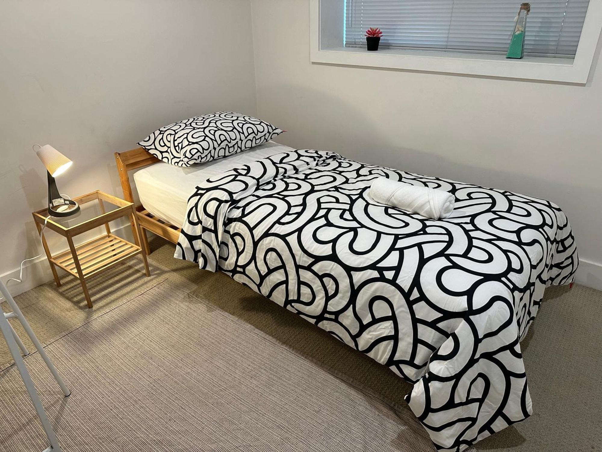 Private Room In A Shared House バンクーバー エクステリア 写真